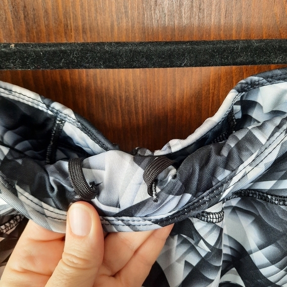 Danskin Now black & white geometric pattern capri length workout gym leggings - Picture 4 of 9